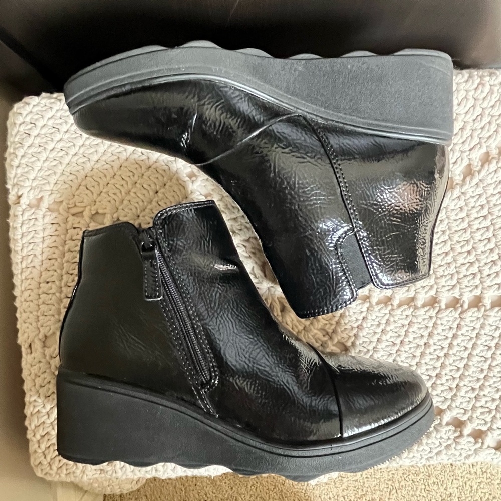 Clarks Collection Black Patent Mazy Eastham Bootie Women’s Size 9